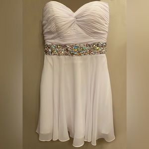 Elegant Jovani White Formal Homecoming Dress- Perfect for Special Ocassions